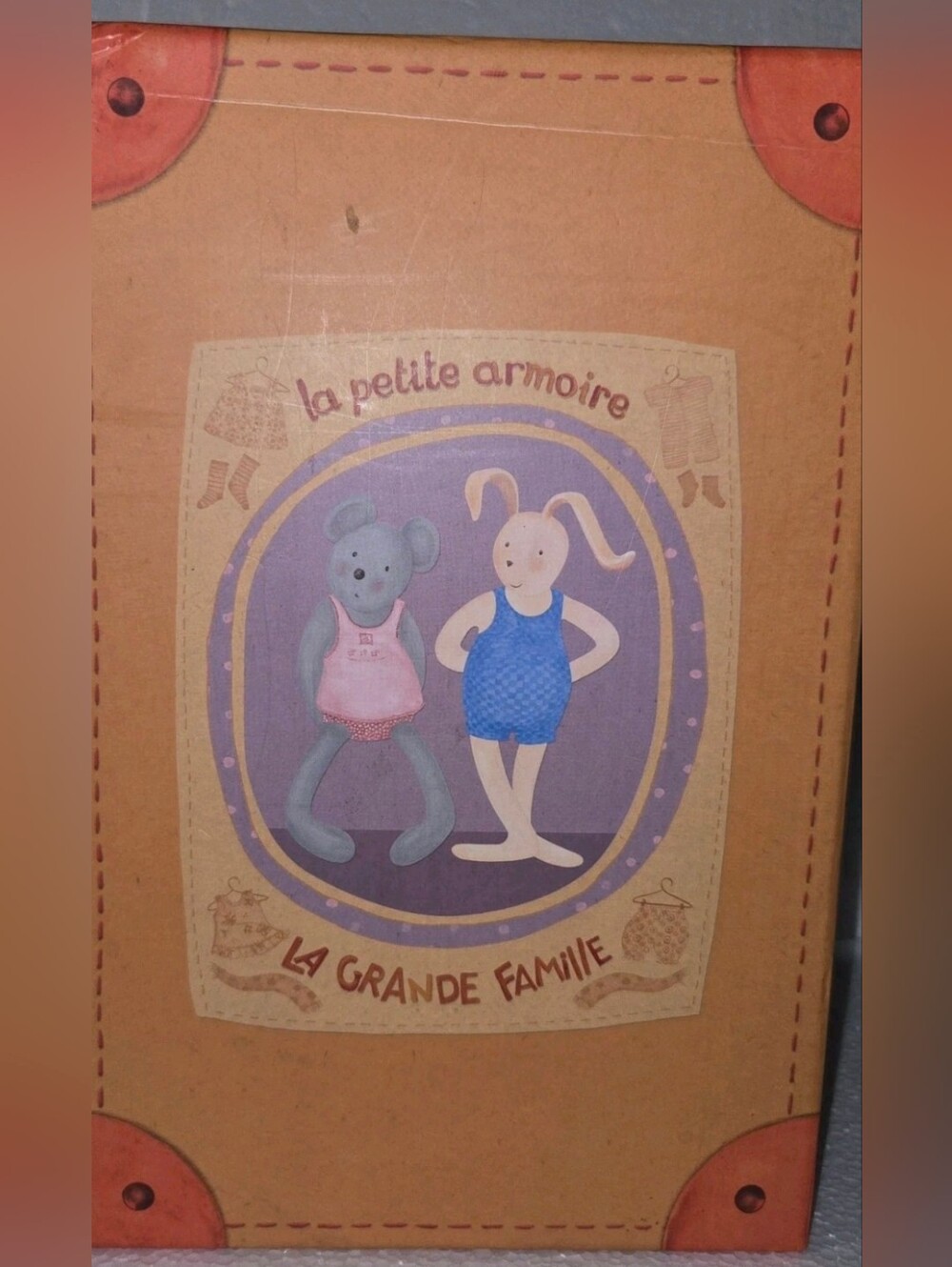 La Petite Armoire La Grande Famille Kids Doll Playset – Purple & Pink Artwork